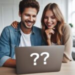 чоловік та дівчина, 30 років, європейці, дивляться у ноутбук і посміхаються, знаки питання